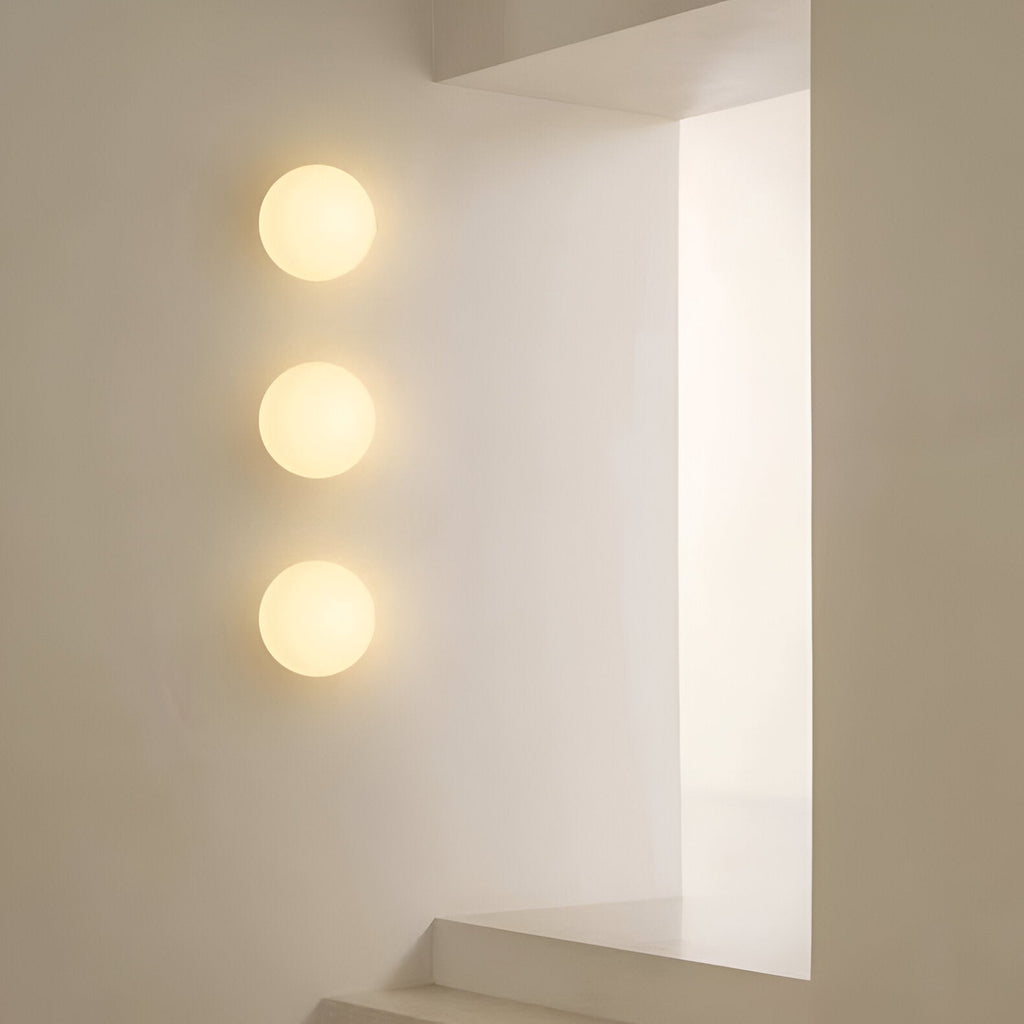 Væglampe med mat glasskugle til minimalistiske Japandi-interiører