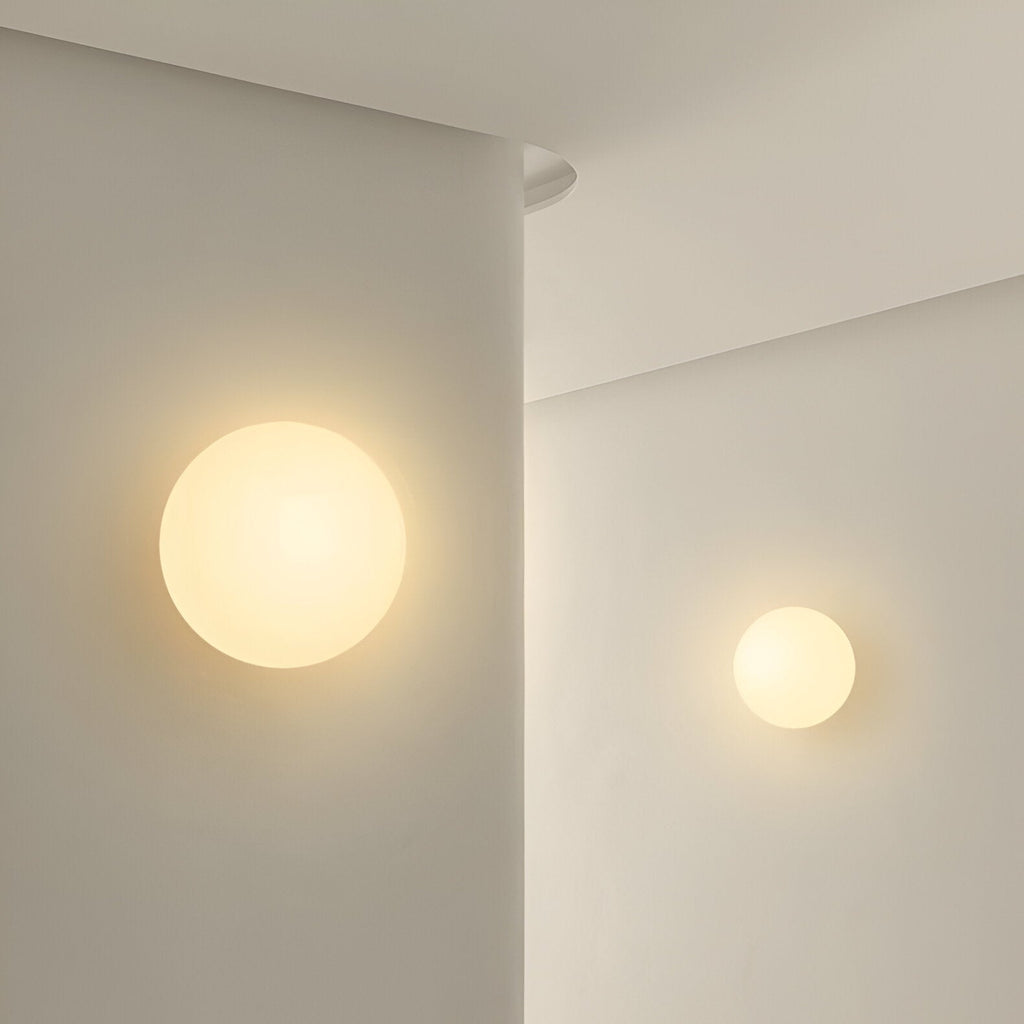 Væglampe med mat glasskugle til minimalistiske Japandi-interiører