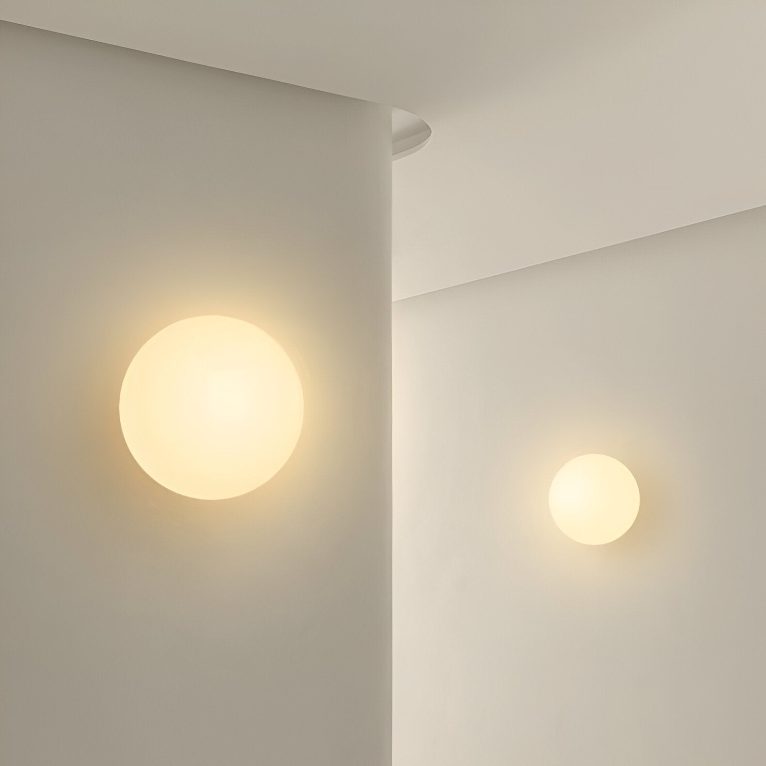Væglampe med mat glasskugle til minimalistiske Japandi-interiører