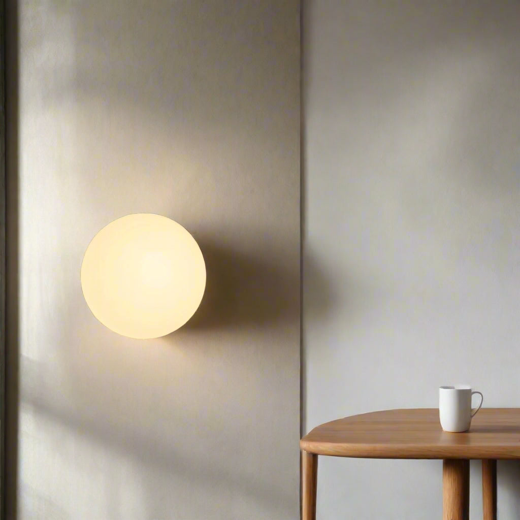 Væglampe med mat glasskugle til minimalistiske Japandi-interiører