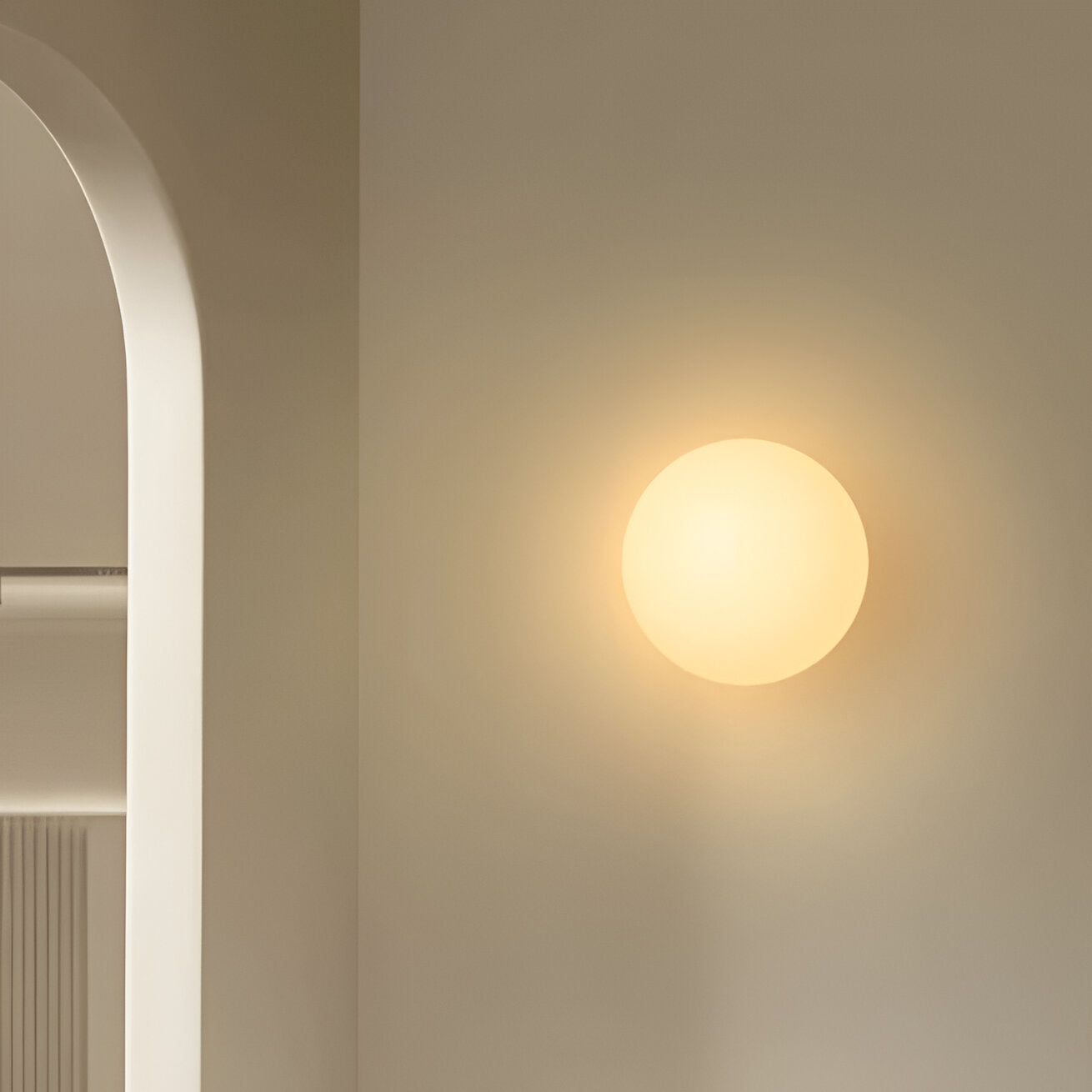 Væglampe med mat glasskugle til minimalistiske Japandi-interiører