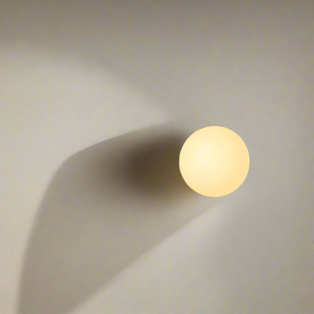Væglampe med mat glasskugle til minimalistiske Japandi-interiører