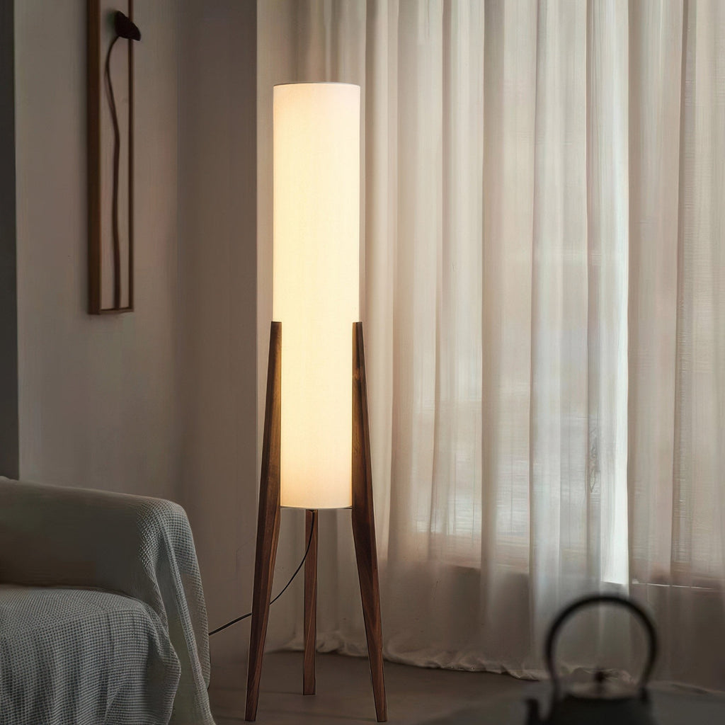 Liora Walnuss-Stehlampe mit weichem Schirm und Messingdetails für Wohnzimmer und Schlafzimmer