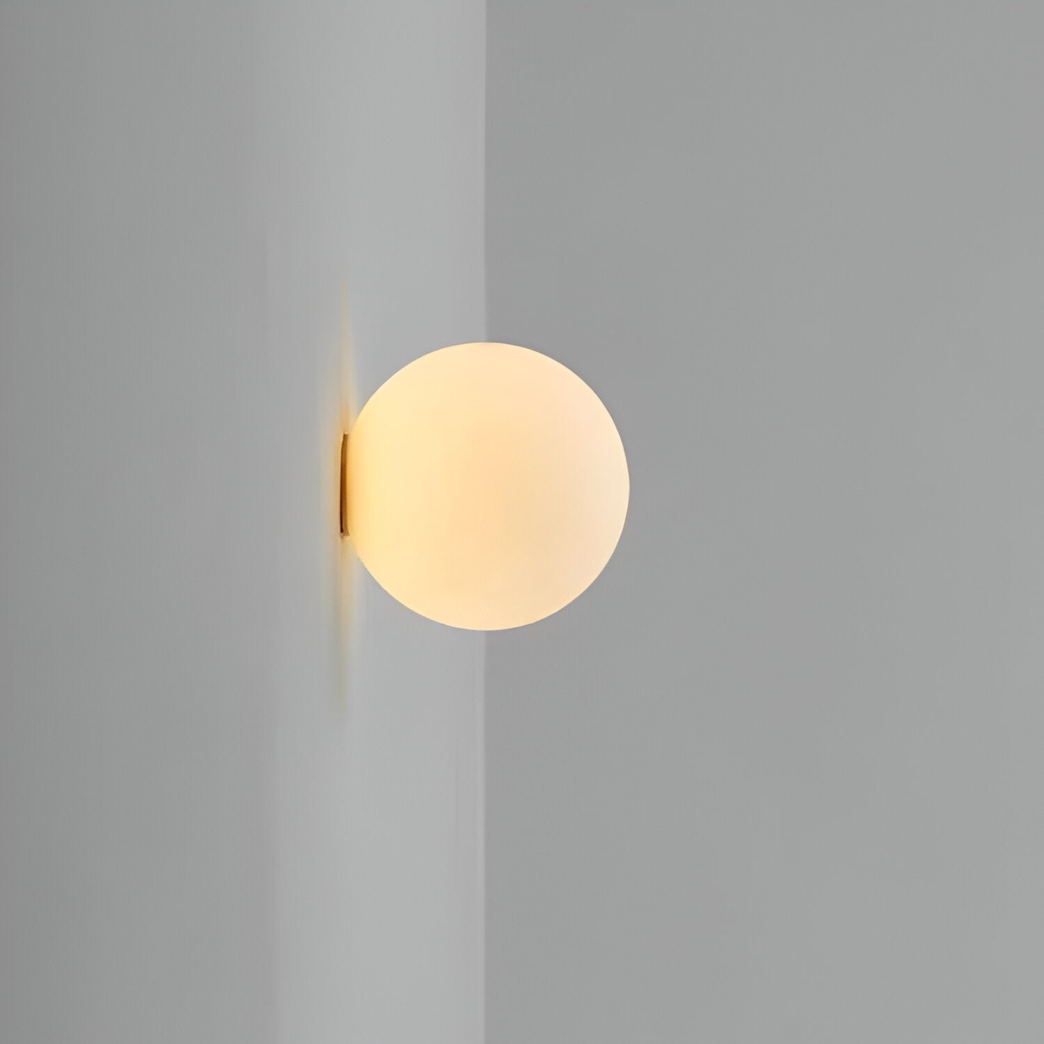 Væglampe med mat glasskugle til minimalistiske Japandi-interiører