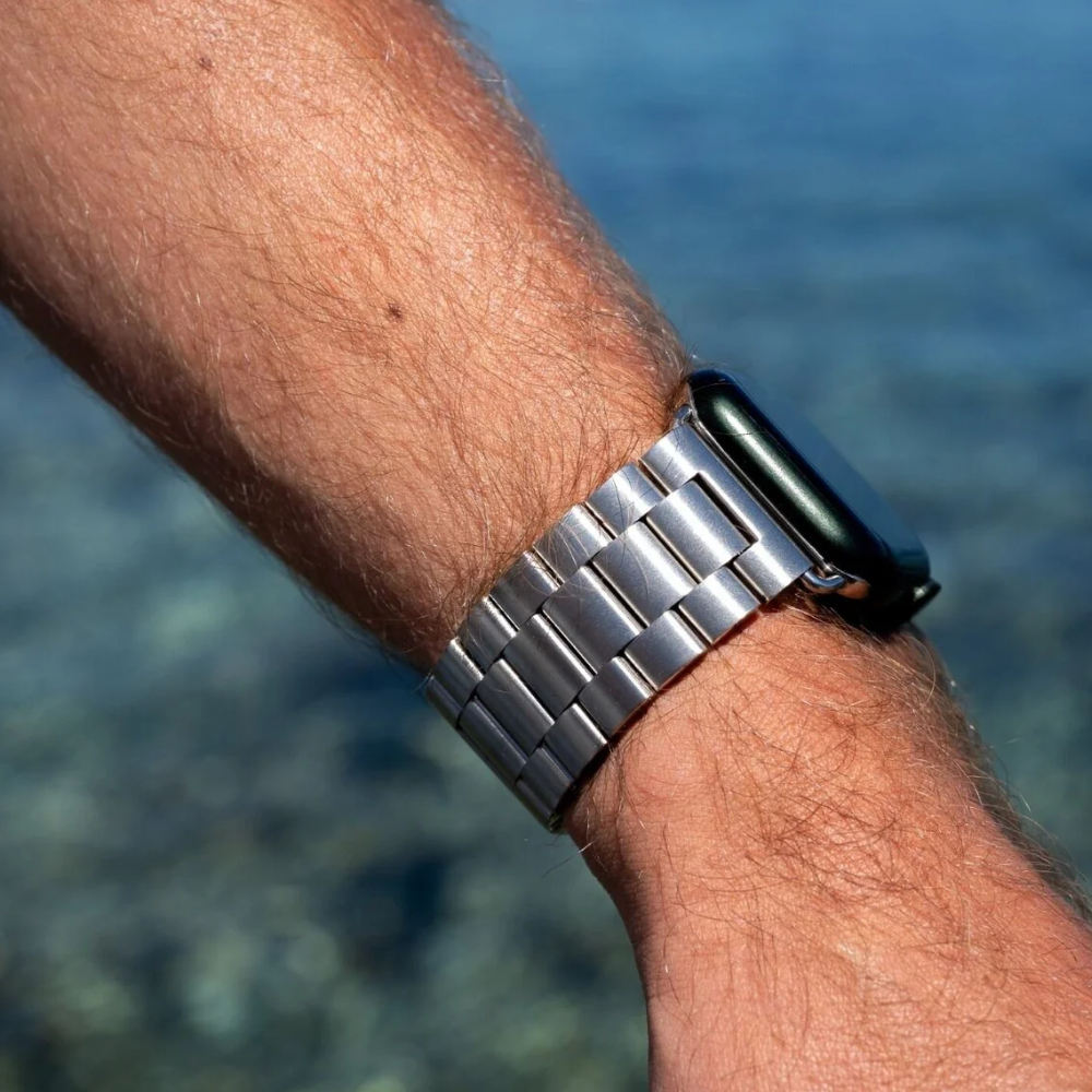 Correa de acero inoxidable plateado para Apple Watch — eslabones entrelazados y cierre plegable
