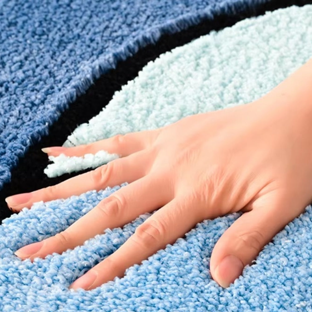 سجادة حمّام PlushWave غير قابلة للانزلاق — ألياف دقيقة كثيفة ماصّة، وبر يمتص الماء، وسطح ناعم مزخرف