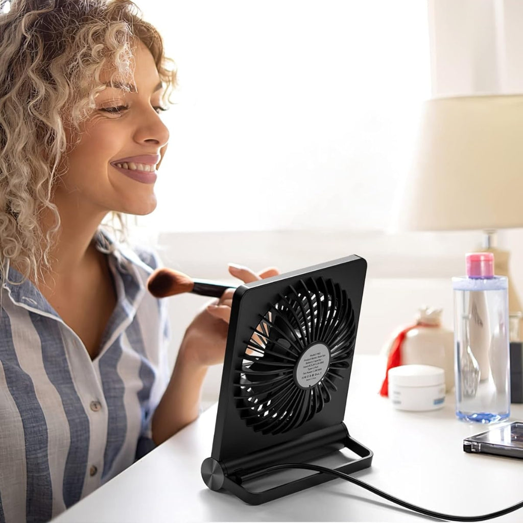 Ventilador de mesa compacto con alimentación USB — estructura plegable y diseño portátil ligero
