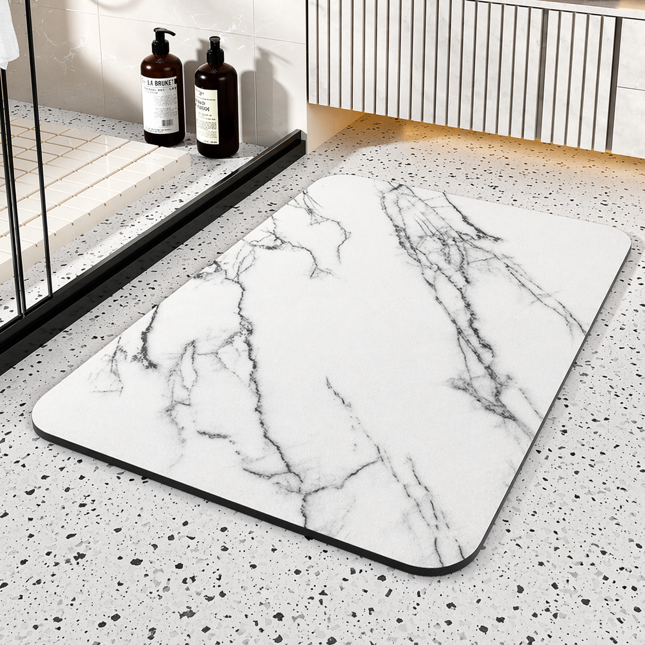 Bademåtte i diatomitsten — hurtigtørrende overflade, skridsikker underside, moderne marmordesign