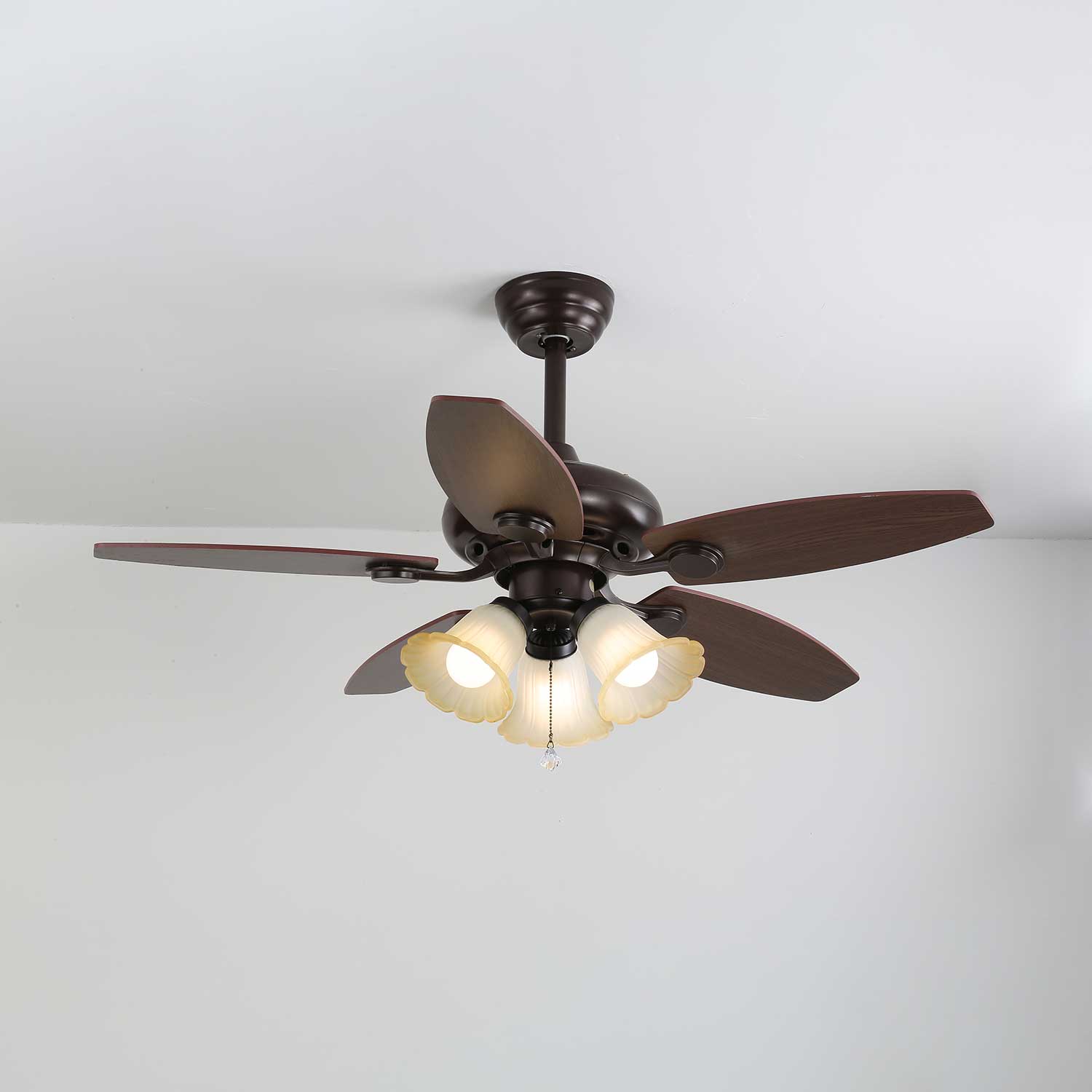 Stropní ventilátor Florence Vintage s dřevěnými a skleněnými světly, průměr 107 cm, šest rychlostí