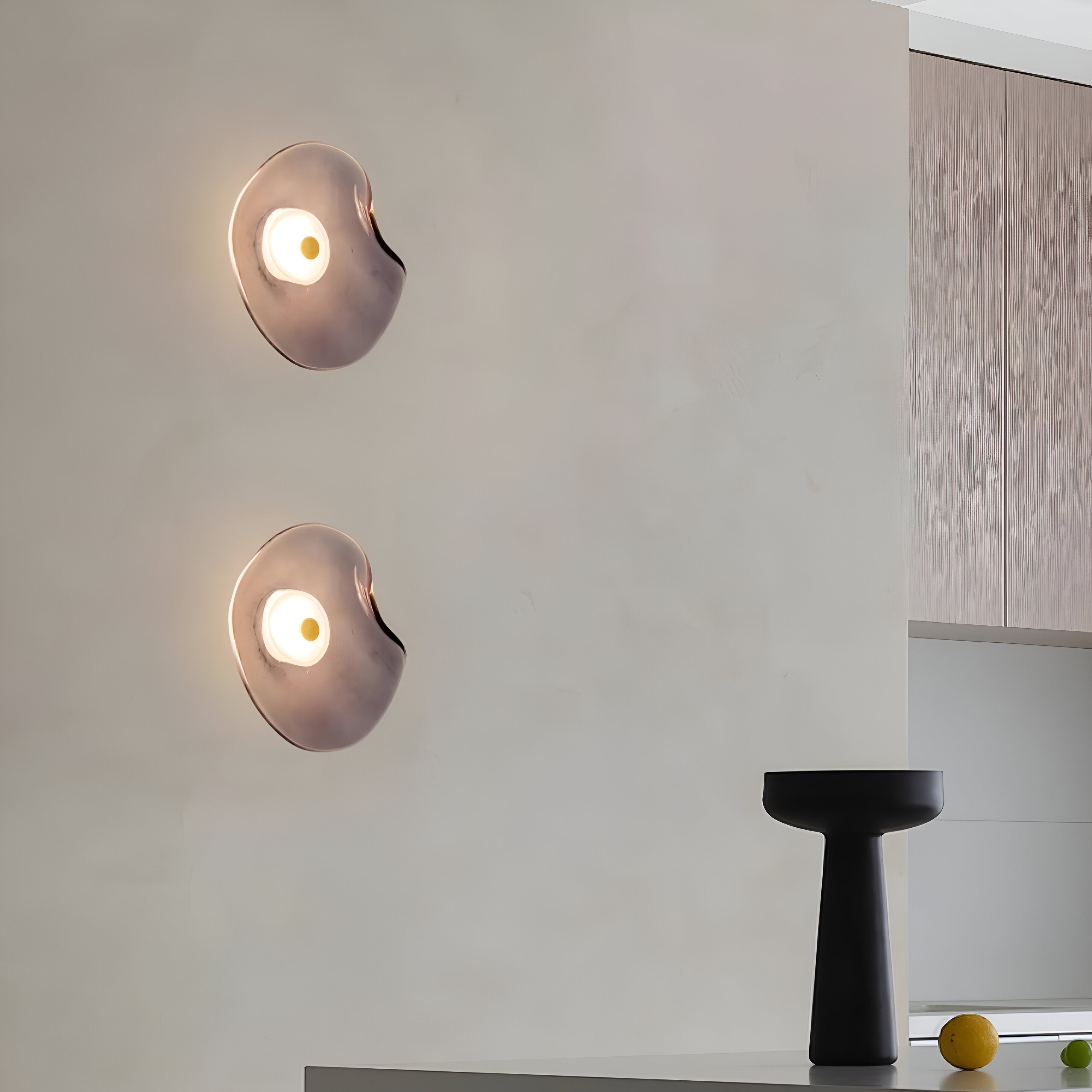 Buet glasvæglampe med LED i nordisk guld og sort til stuen