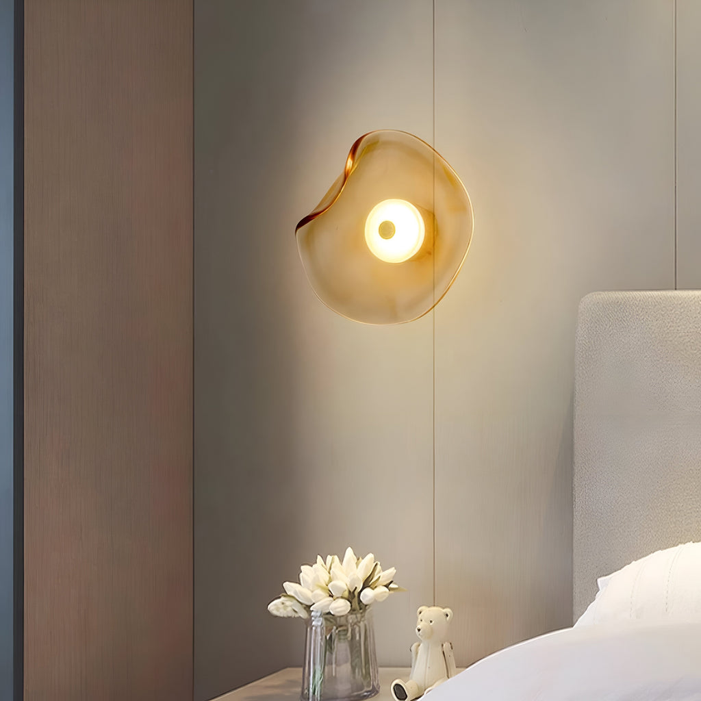 Buet glasvæglampe med LED i nordisk guld og sort til stuen