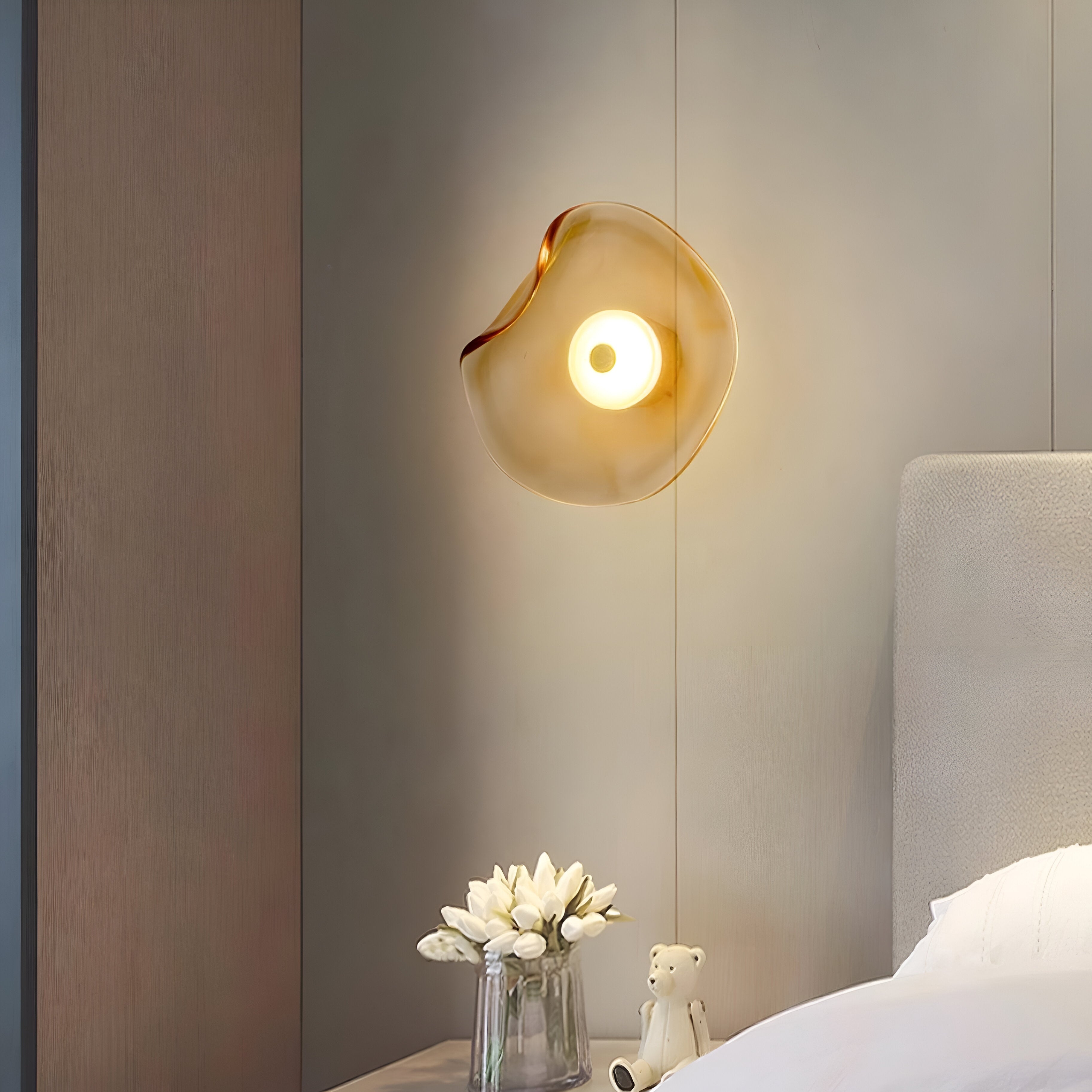 Buet glasvæglampe med LED i nordisk guld og sort til stuen