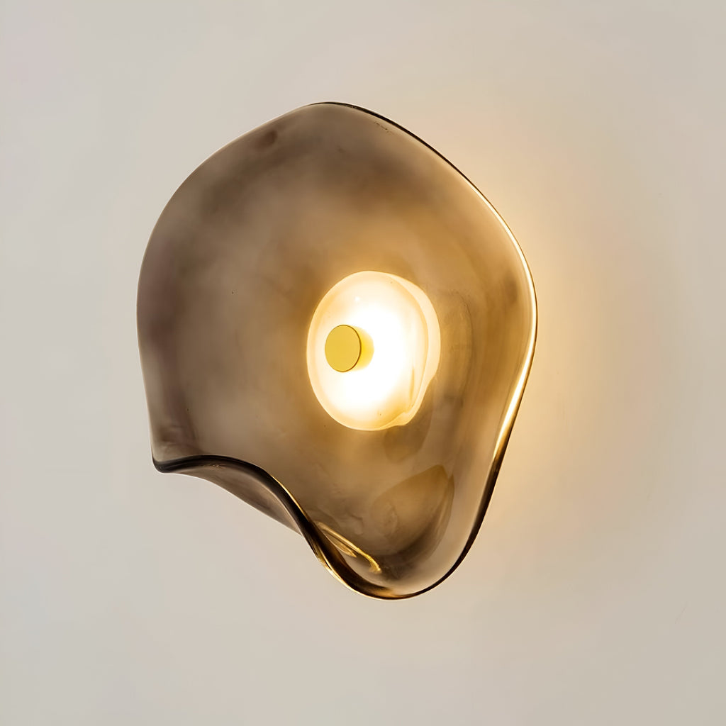 Buet glasvæglampe med LED i nordisk guld og sort til stuen