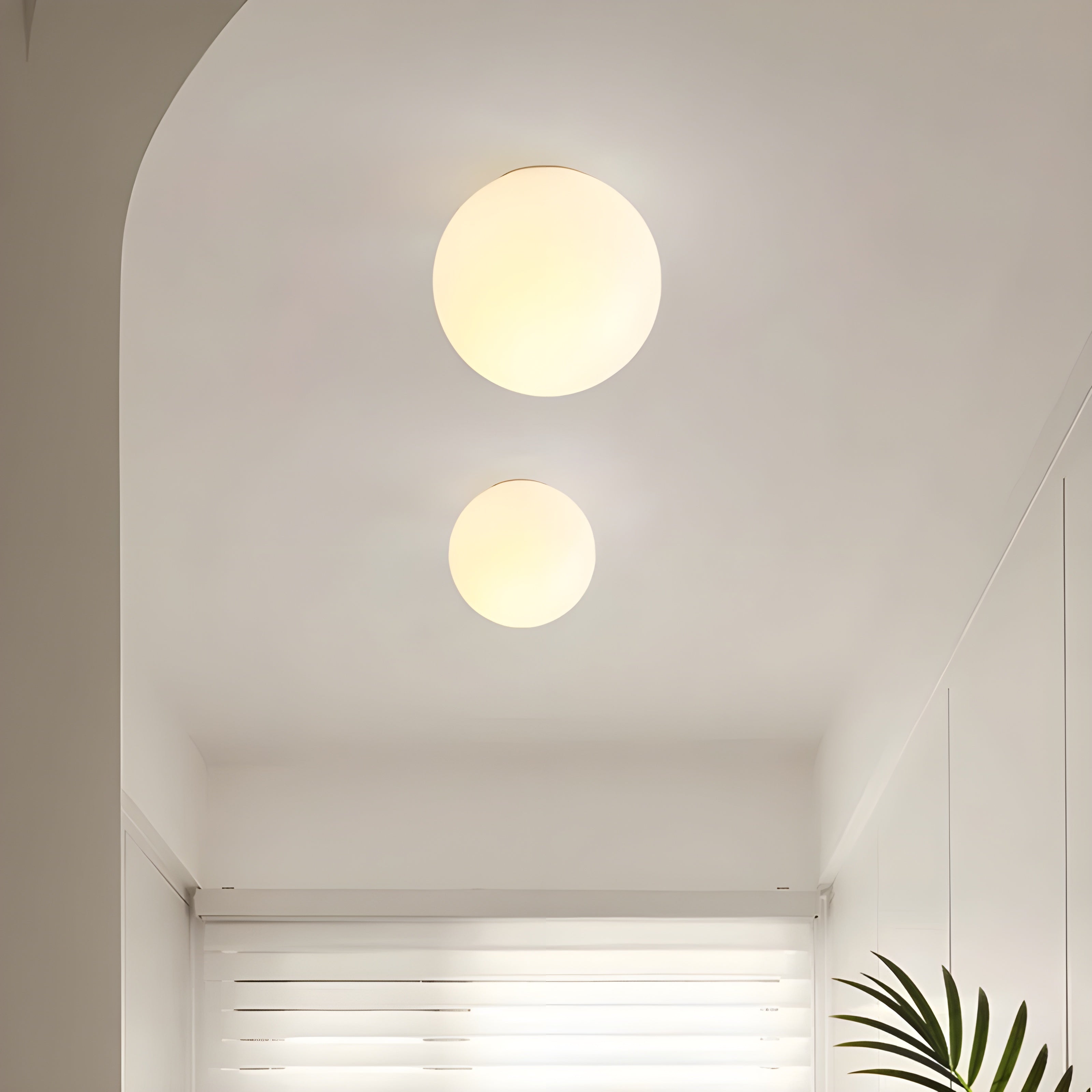 Væglampe i matteret glas i minimalistisk japandi-stil til stue og soveværelse