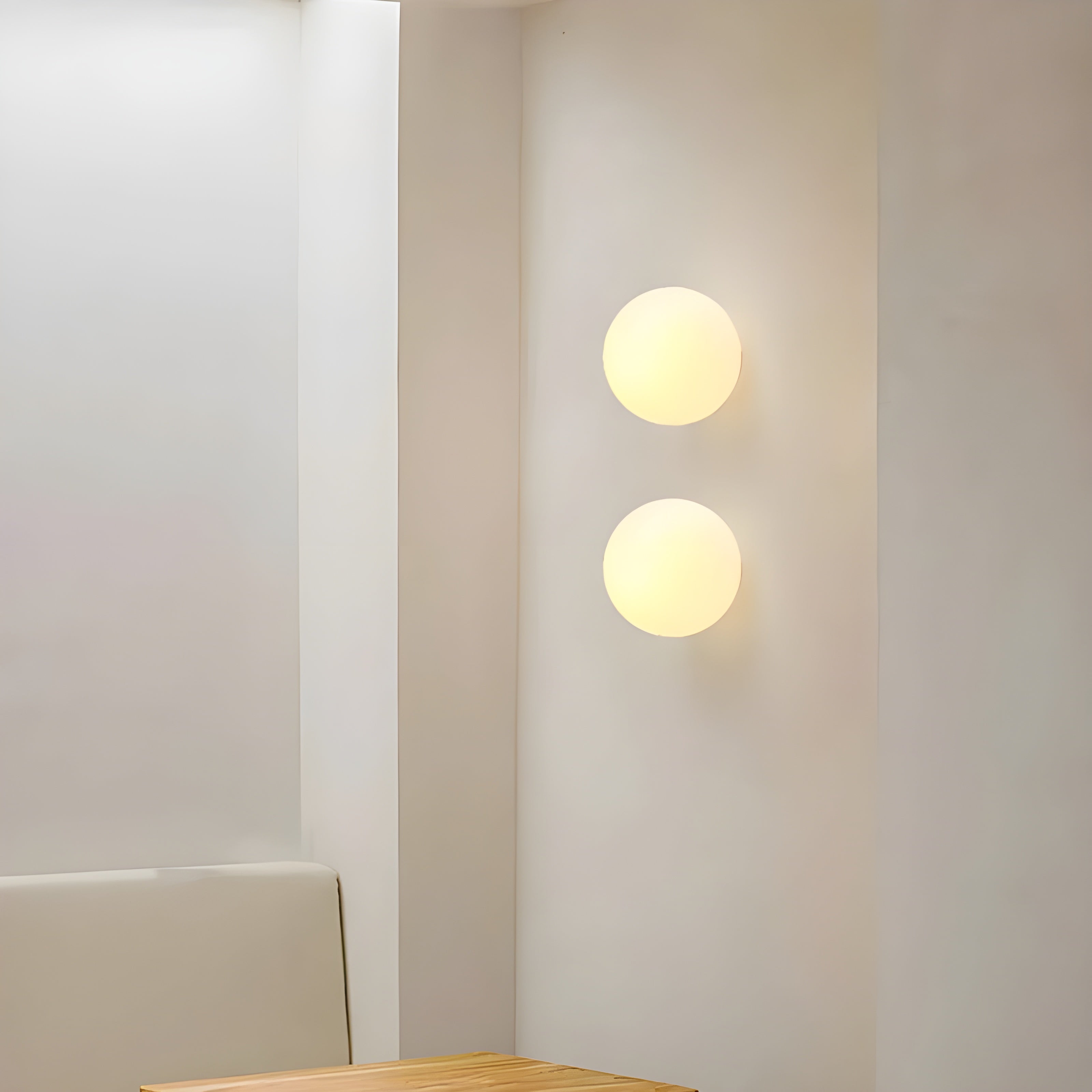 Væglampe i matteret glas i minimalistisk japandi-stil til stue og soveværelse
