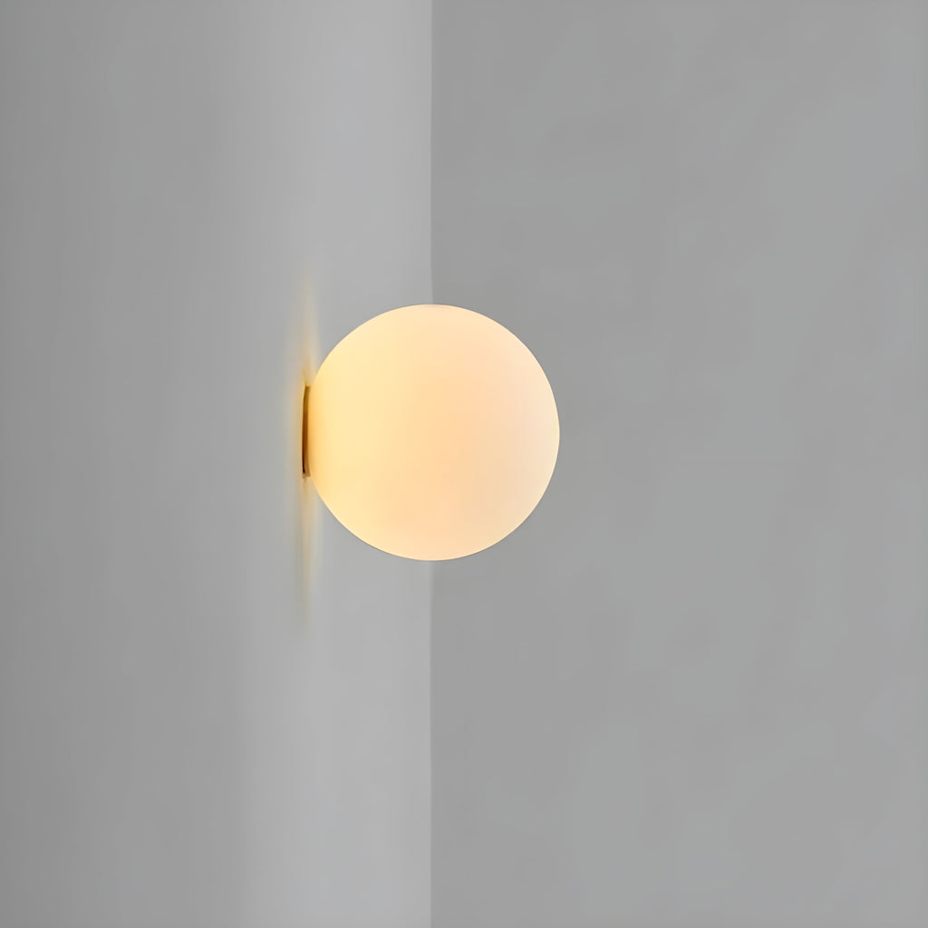 Væglampe i matteret glas i minimalistisk japandi-stil til stue og soveværelse