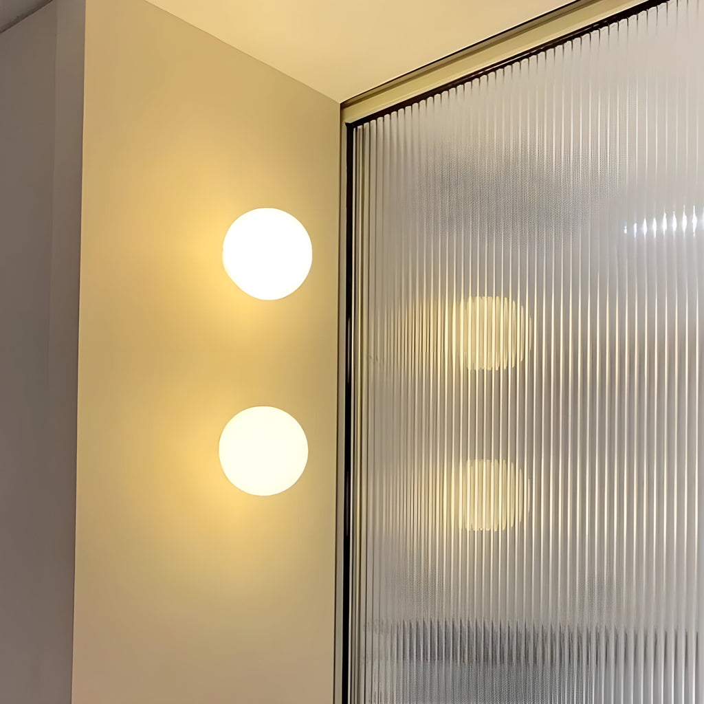 Væglampe i matteret glas i minimalistisk japandi-stil til stue og soveværelse