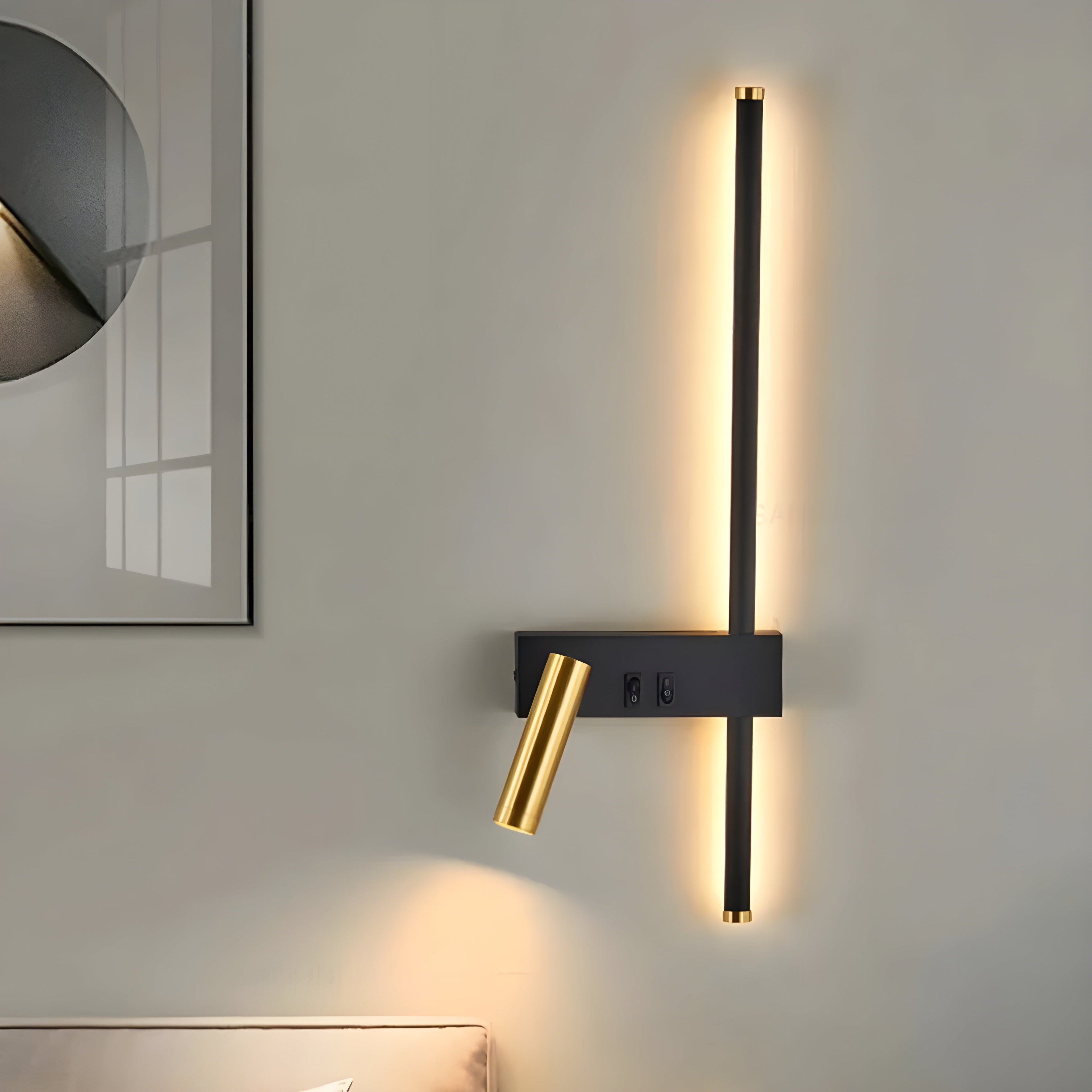 LED-væglampe i sort og guld med kontakt og lys opad eller nedad