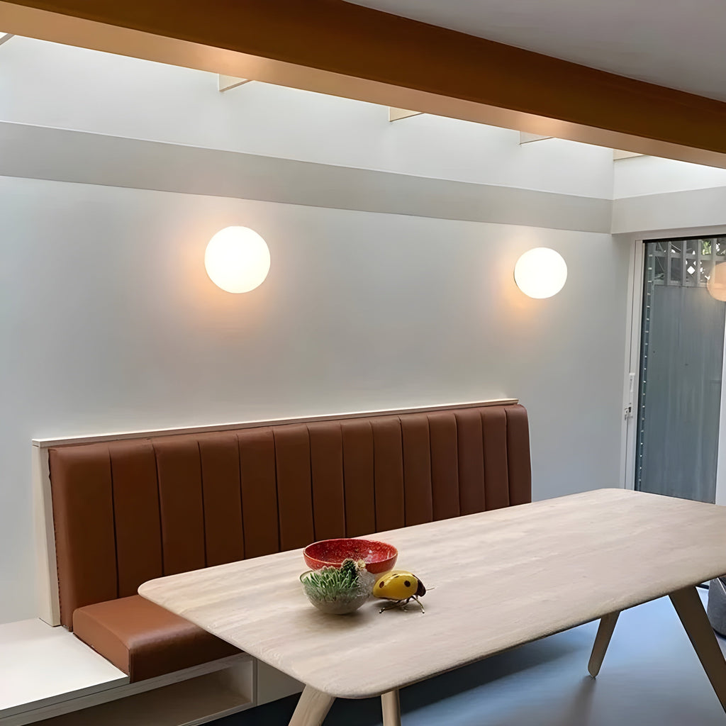 Væglampe i matteret glas i minimalistisk japandi-stil til stue og soveværelse