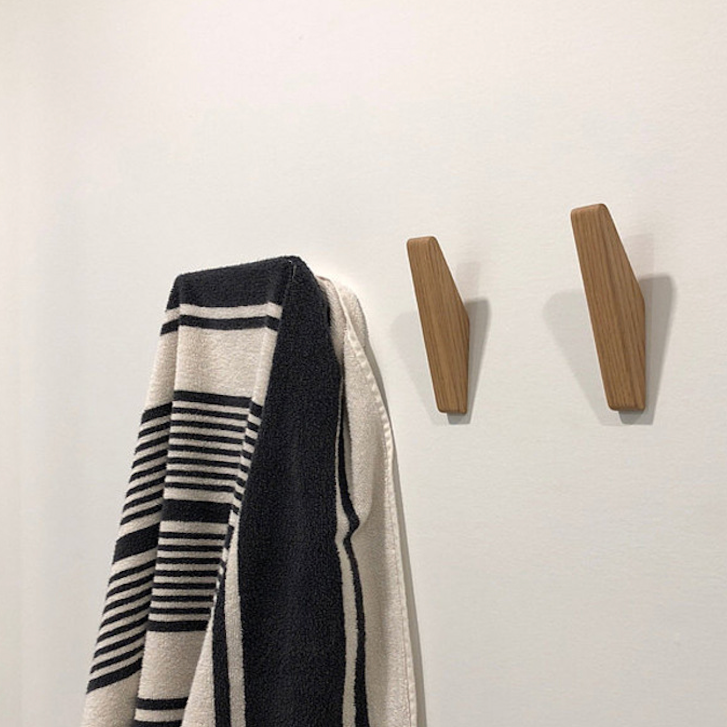 Sada 2 přírodních dřevěných nástěnných háčků, minimalistický věšák na kabáty do předsíně a koupelny