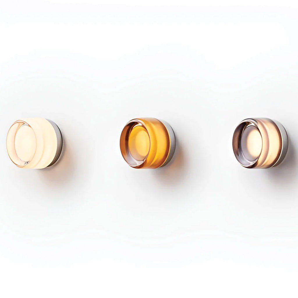 Kompaktowa lampa ścienna LED w kolorze bursztynowym z wzorem wytłoczeń, wykonana z akrylu i aluminium