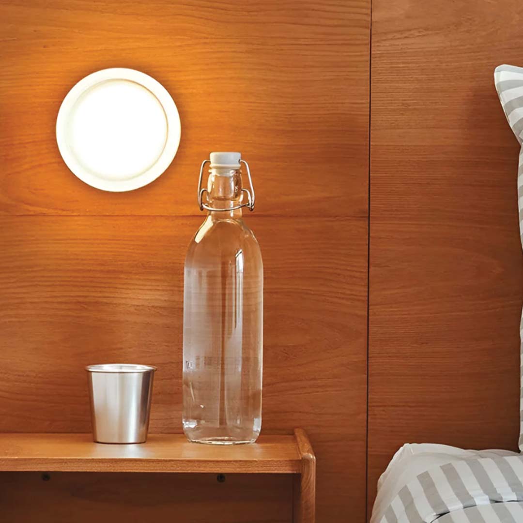 Kompaktowa lampa ścienna LED w kolorze bursztynowym z wzorem wytłoczeń, wykonana z akrylu i aluminium