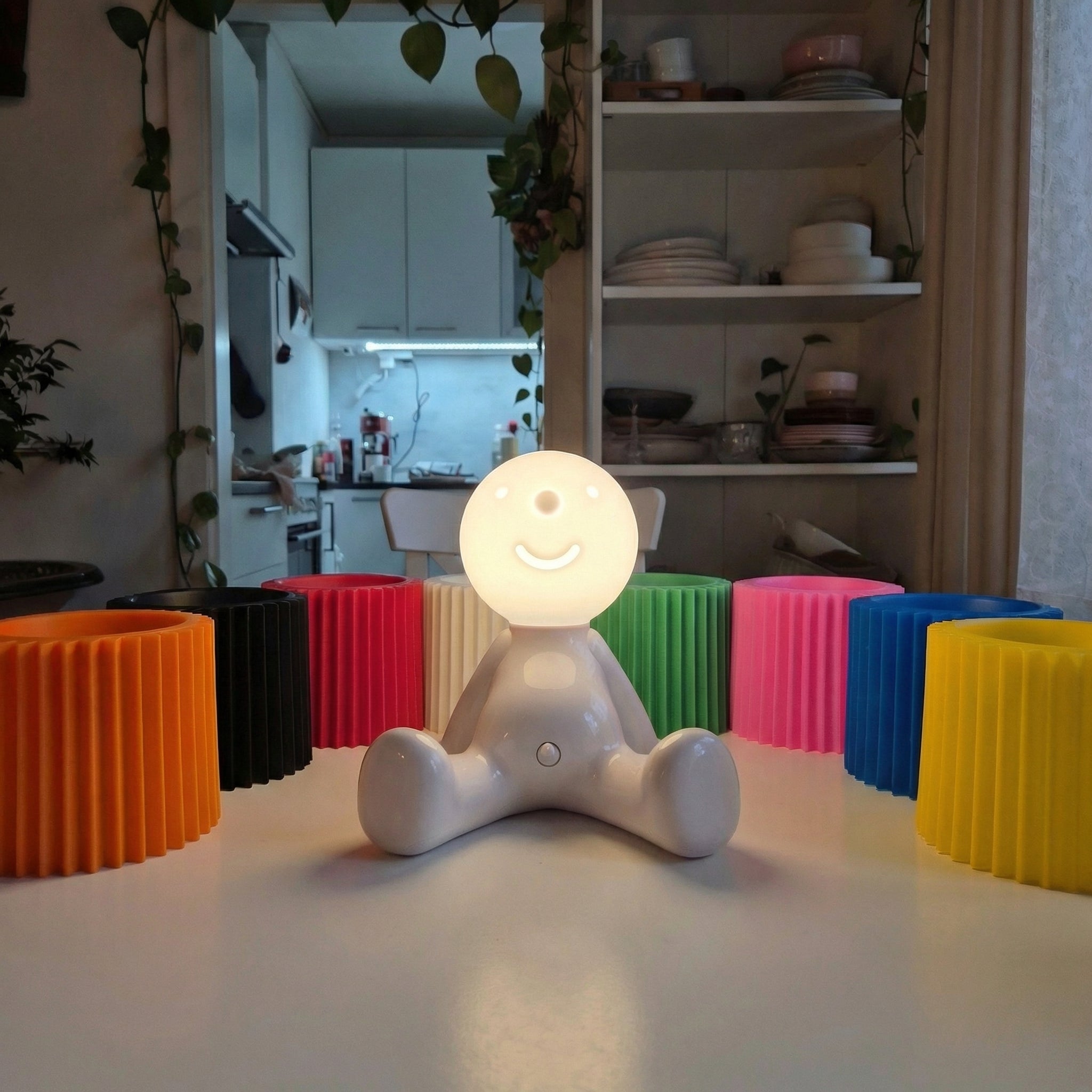 Stolní LED lampa na baterie bezdrátová v osmi barvách