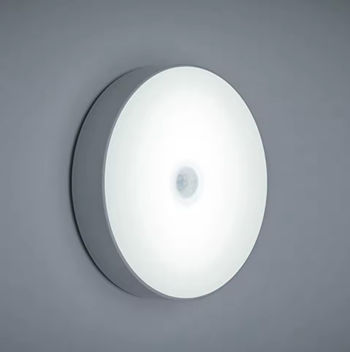 LED světlo s pohybovým senzorem a USB nabíjením — magnetické uchycení