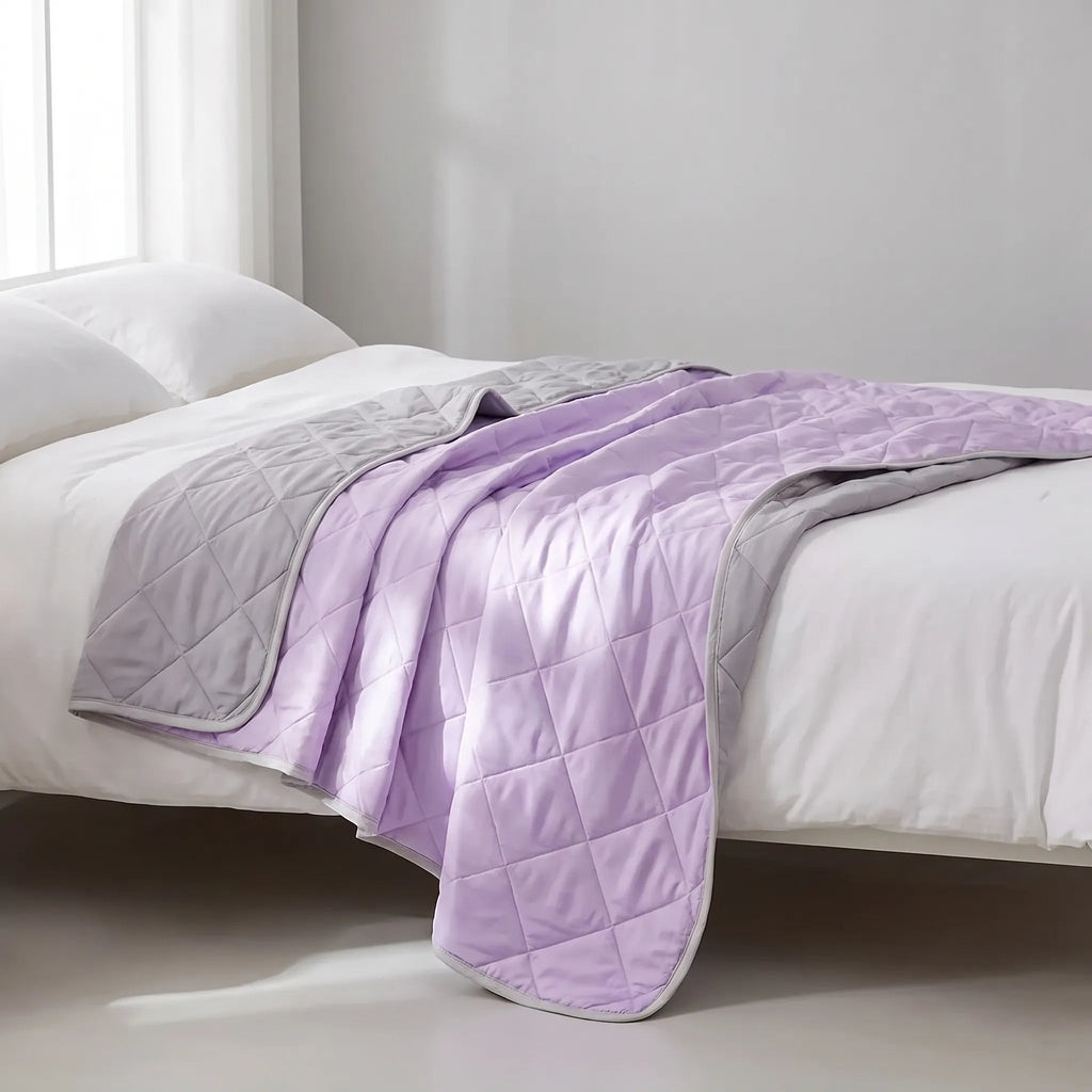 Couverture rafraîchissante matelassée en losanges Somniq – tissage léger et perméable –