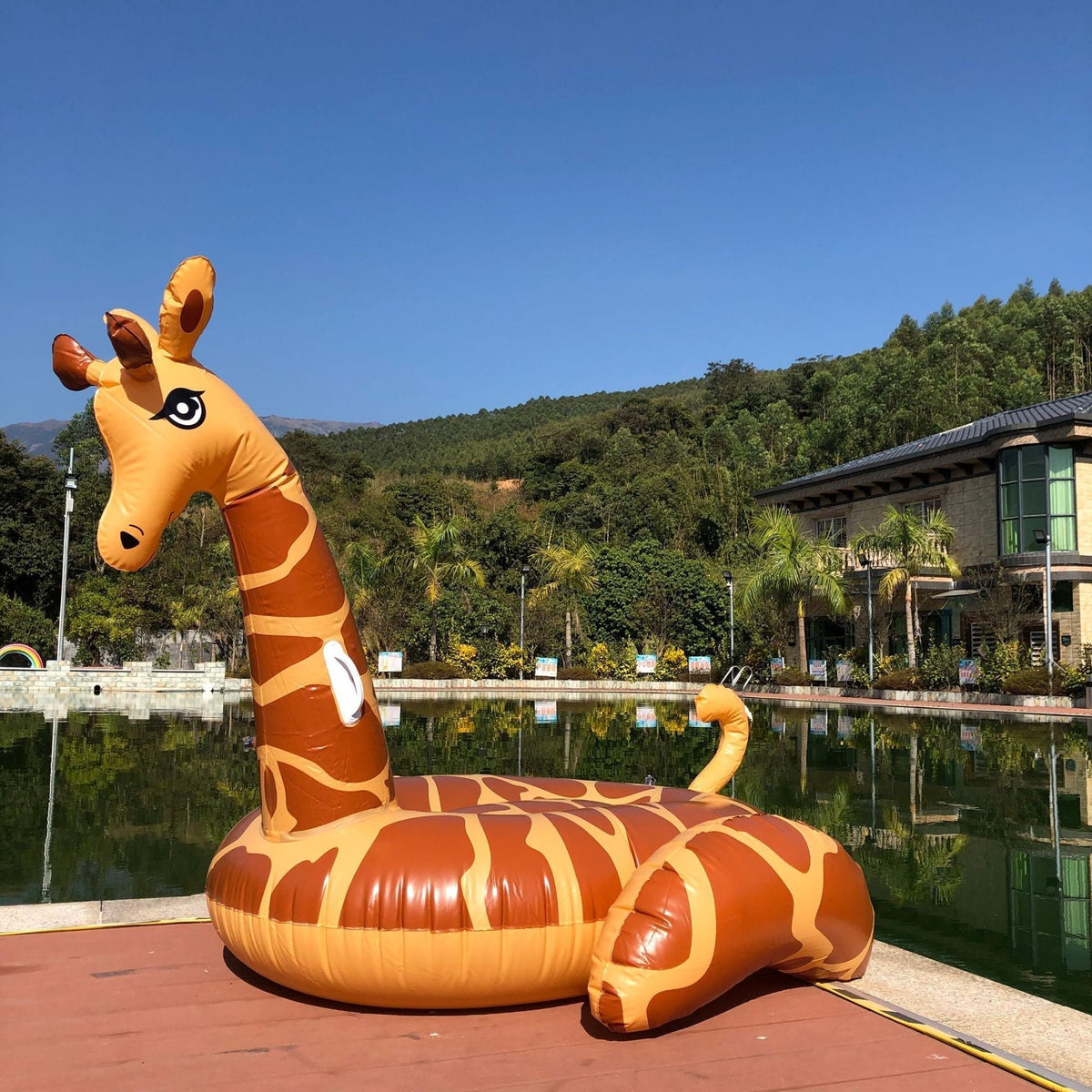 Aufblasbare Wasserliege Giraffe — Robuste PVC-Konstruktion, Markante Konturgrafik