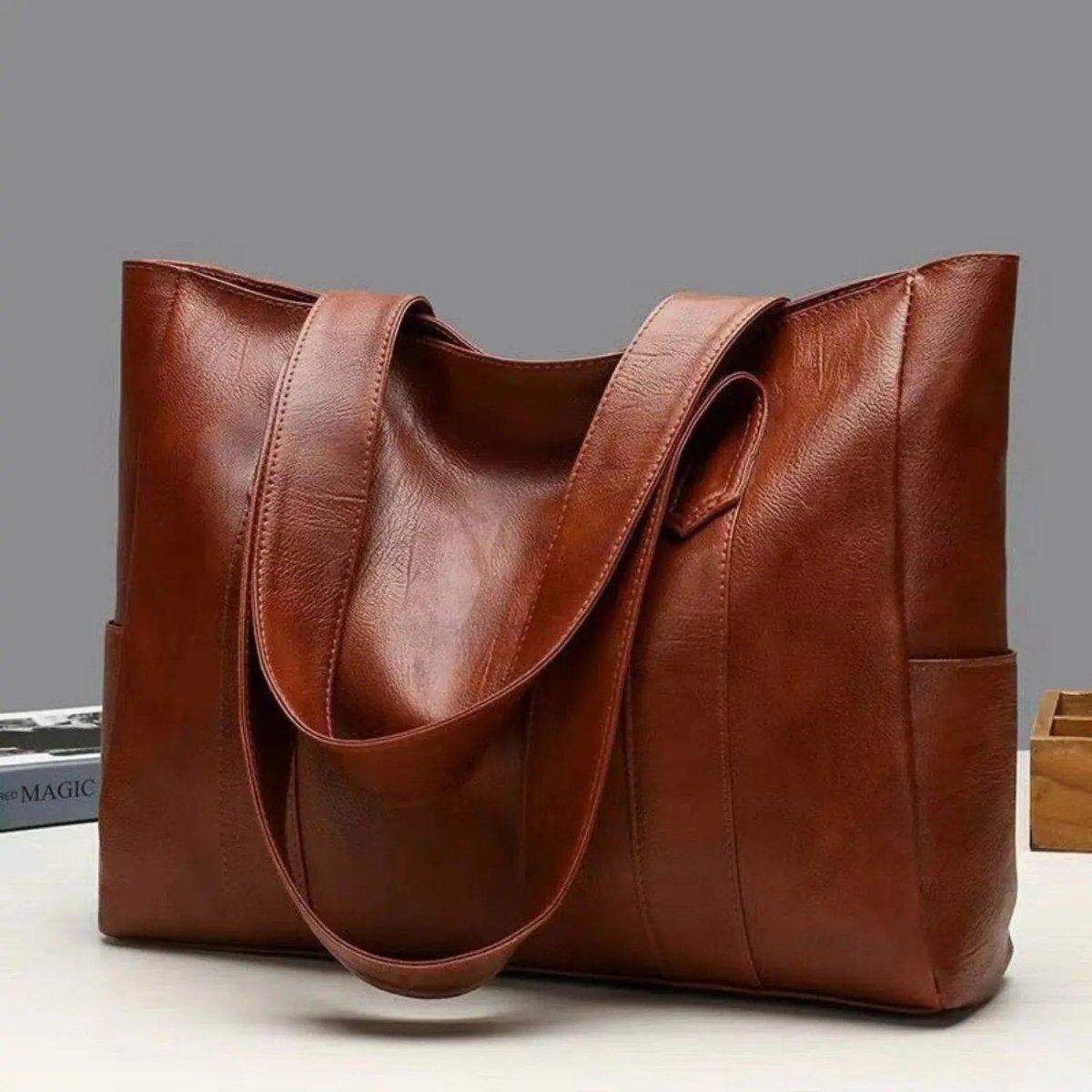 Mala de ombro elegante Luminora em pele — superfície lisa, charme retro