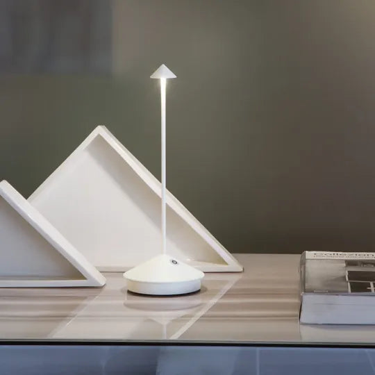 Ładowalna lampa LED — przenośna oprawa z regulacją jasności