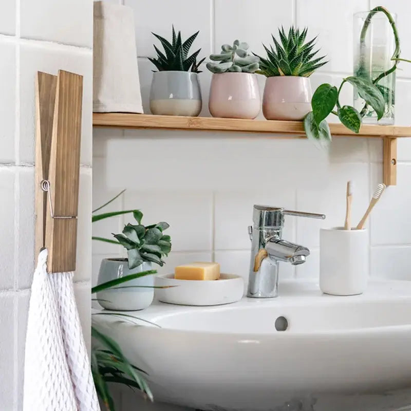 Dřevěný věšák na zeď ve tvaru kolíčku na prádlo pro ručníky a oblečení v přírodním designu do koupelny