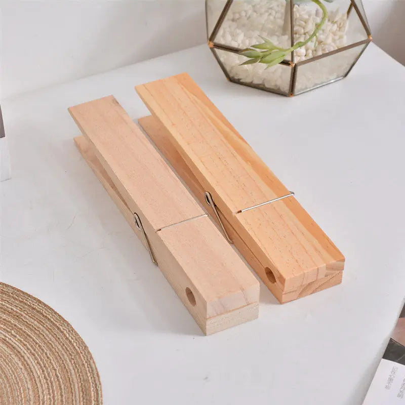 Dřevěný věšák na zeď ve tvaru kolíčku na prádlo pro ručníky a oblečení v přírodním designu do koupelny