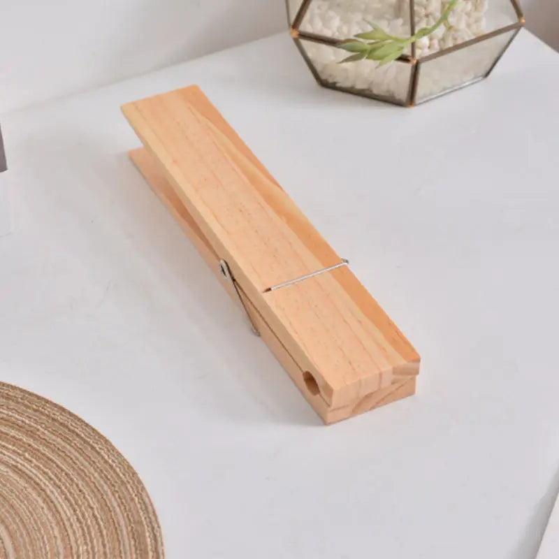 Dřevěný věšák na zeď ve tvaru kolíčku na prádlo pro ručníky a oblečení v přírodním designu do koupelny