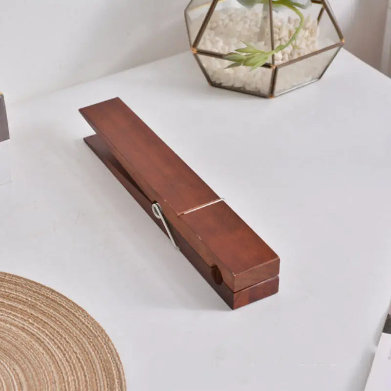 Dřevěný věšák na zeď ve tvaru kolíčku na prádlo pro ručníky a oblečení v přírodním designu do koupelny