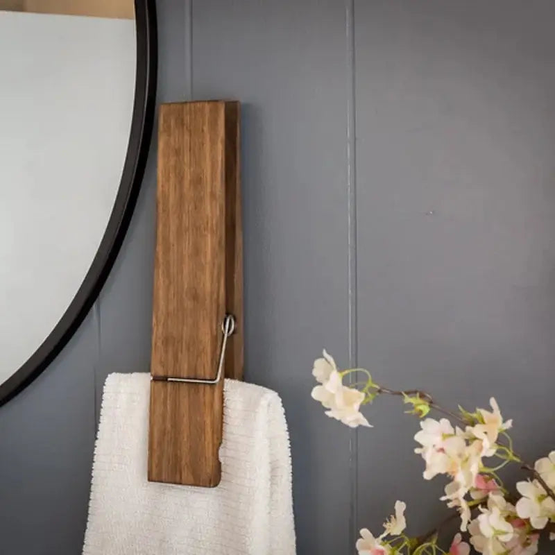 Dřevěný věšák na zeď ve tvaru kolíčku na prádlo pro ručníky a oblečení v přírodním designu do koupelny