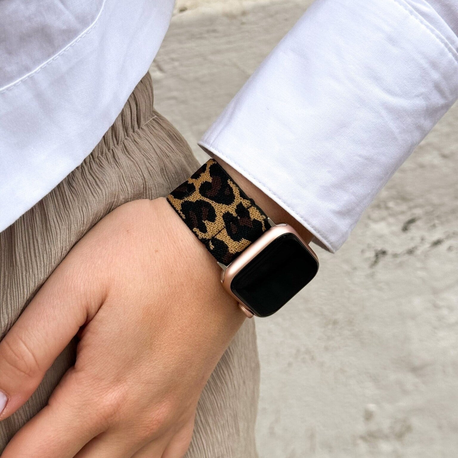 Elastický řemínek s leopardím vzorem pro Apple Watch — bezpečné zapínání na sponu