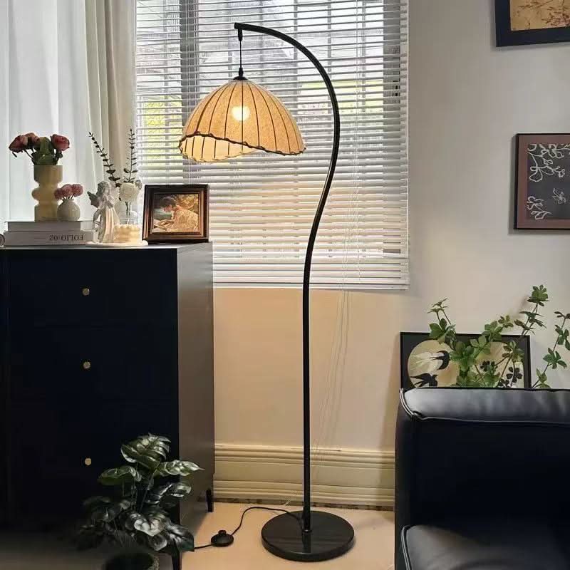 Stojací lampa LUNACURVE ve tvaru písmene S a půlměsíce — sochařská silueta ve vintage stylu, jemné náladové světlo