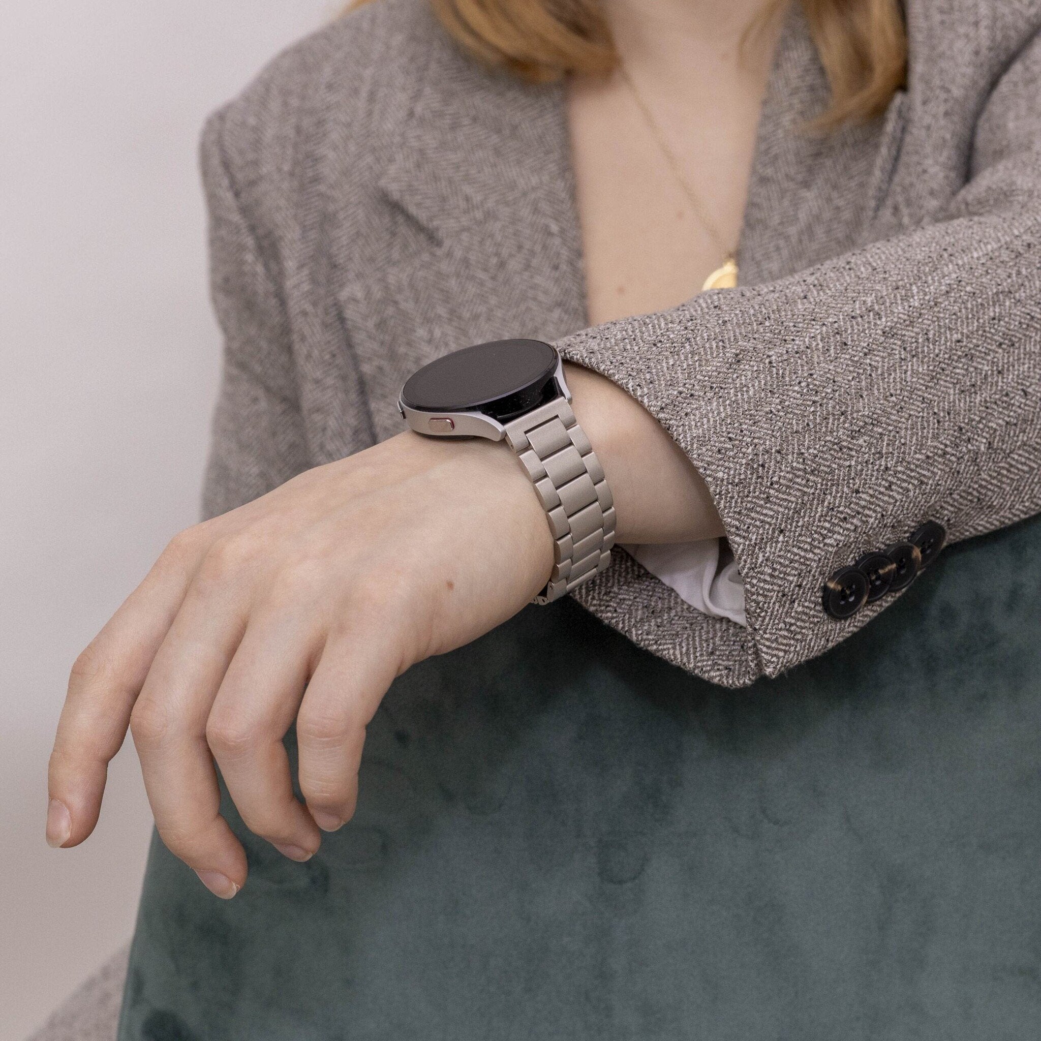 ساعة Samsung Galaxy Watch 6 بسوار فولاذي بلون ستارلايت مقاس 40mm