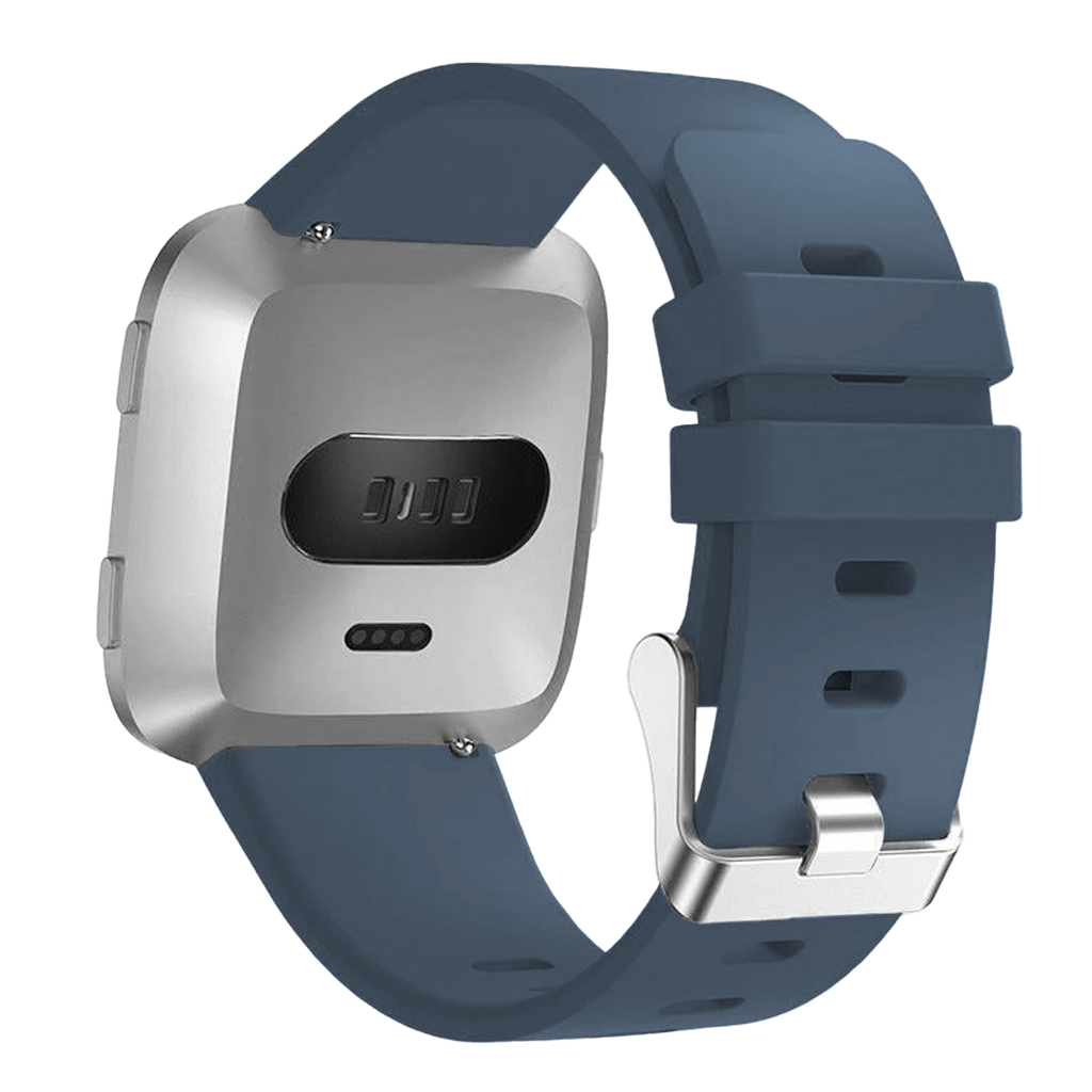 Silikonový řemínek pro Fitbit Versa a Versa 2 — detail šedomodré přezky