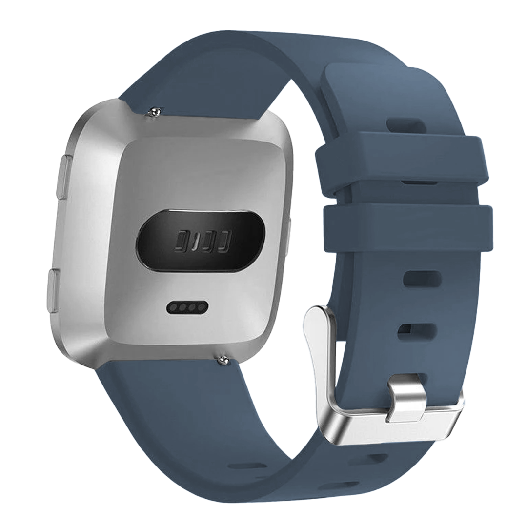 Silikonový řemínek pro Fitbit Versa a Versa 2 — detail šedomodré přezky