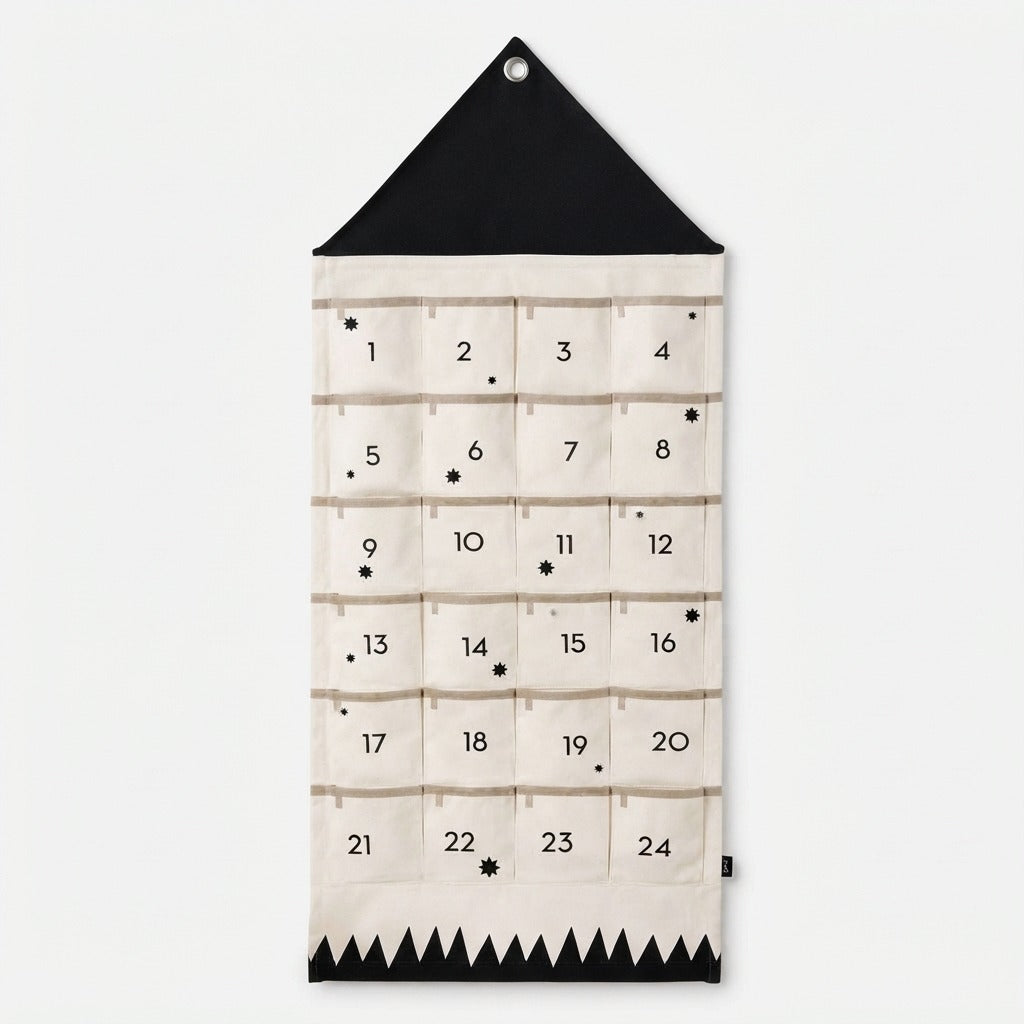 Adventskalender van stof om zelf te vullen — 24 afzonderlijke vakjes voor het aftellen in december