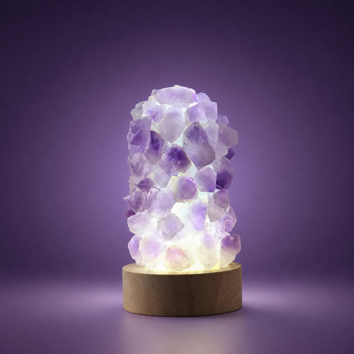 مصباح ليلي من كريستال الجمشت الطبيعي Amethystia — توهج ناعم قابل لإعادة الشحن عبر USB
