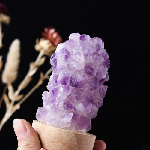مصباح ليلي من كريستال الجمشت الطبيعي Amethystia — توهج ناعم قابل لإعادة الشحن عبر USB