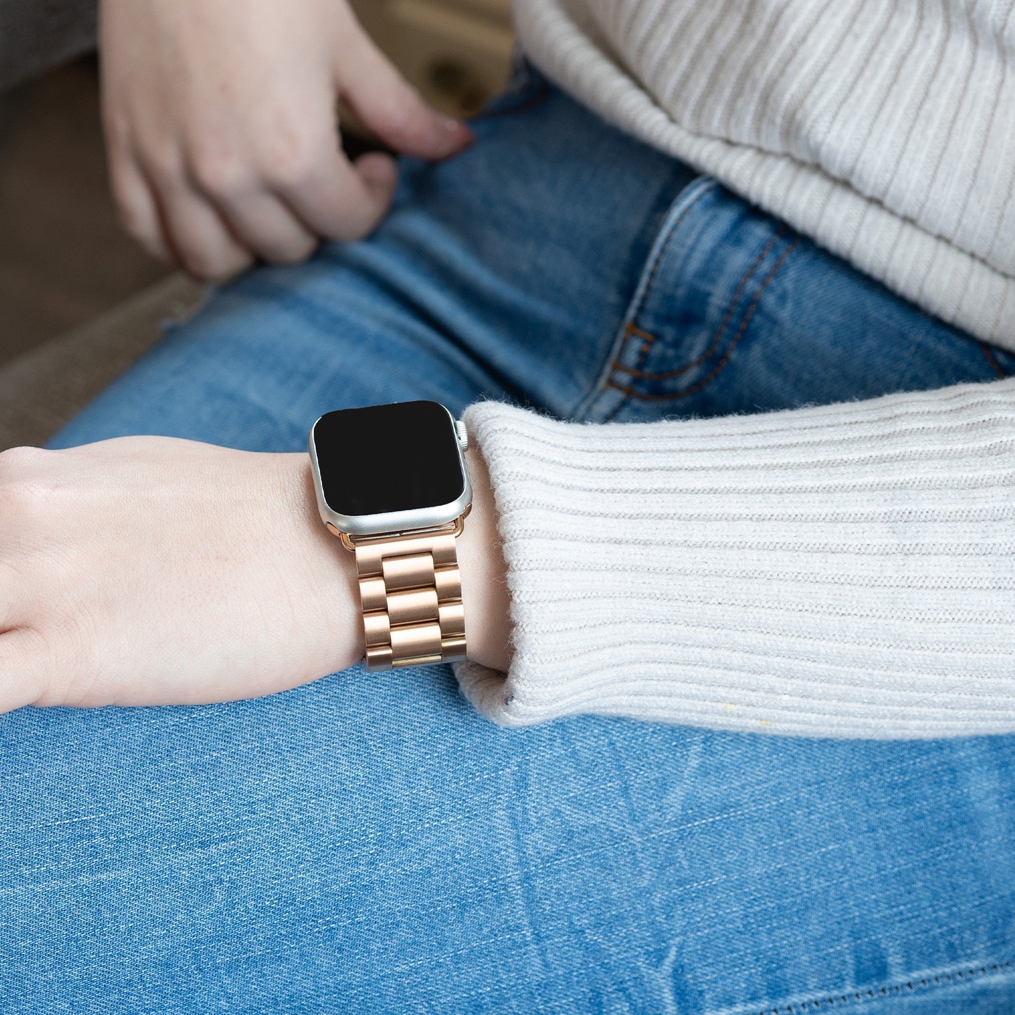 Ocelový řemínek pro Apple Watch v růžově zlaté barvě — zapínání se skládací sponou