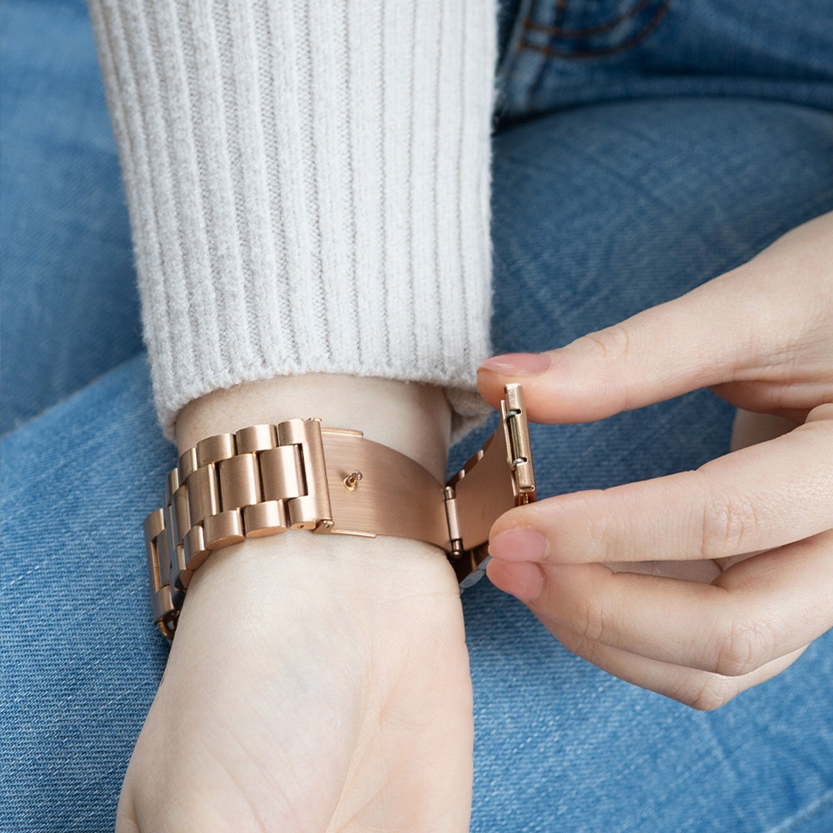 Ocelový řemínek pro Apple Watch v růžově zlaté barvě — zapínání se skládací sponou