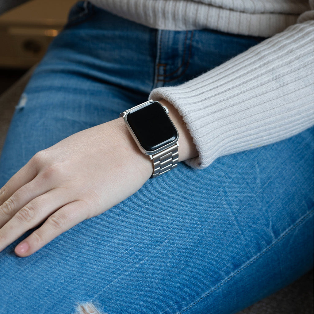 Ocelový řemínek pro Apple Watch v barvě Starlight — propojené články, bezpečná skládací spona