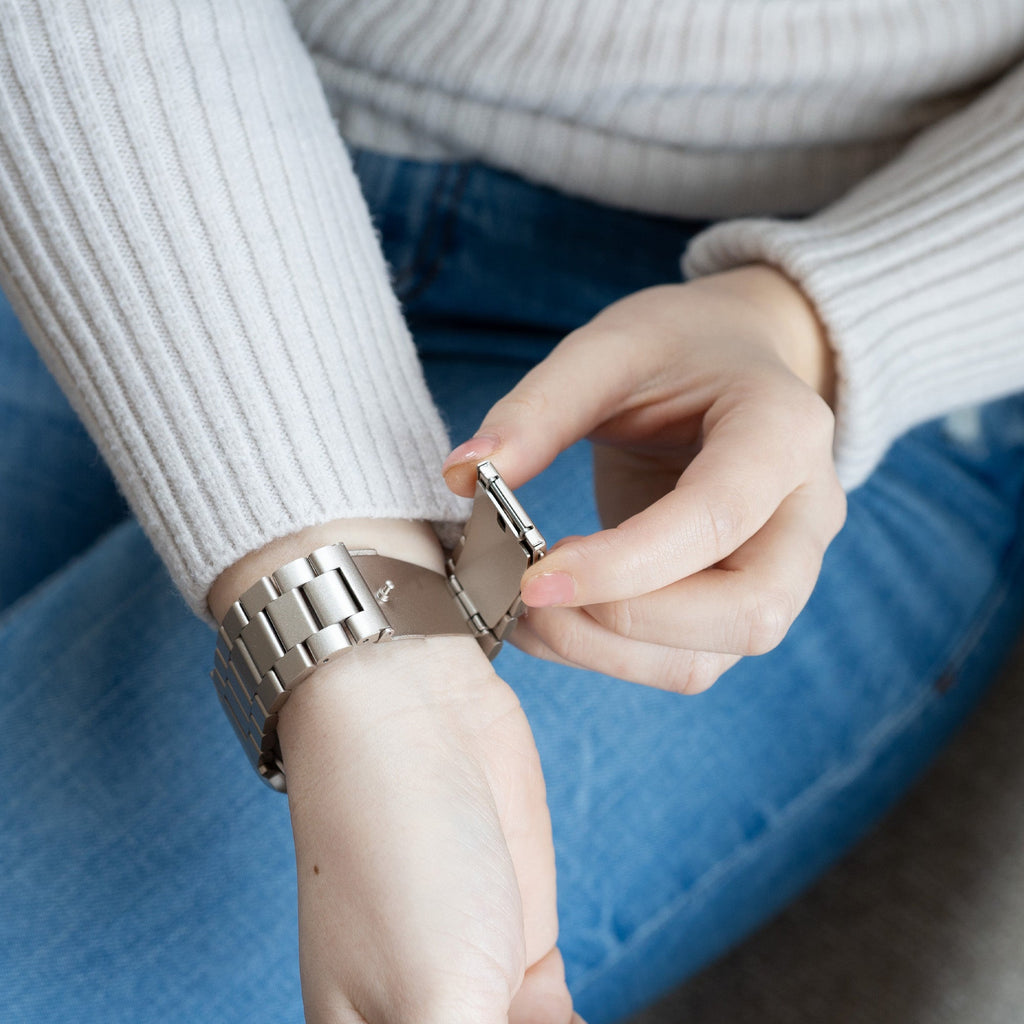 Ocelový řemínek pro Apple Watch v barvě Starlight — propojené články, bezpečná skládací spona