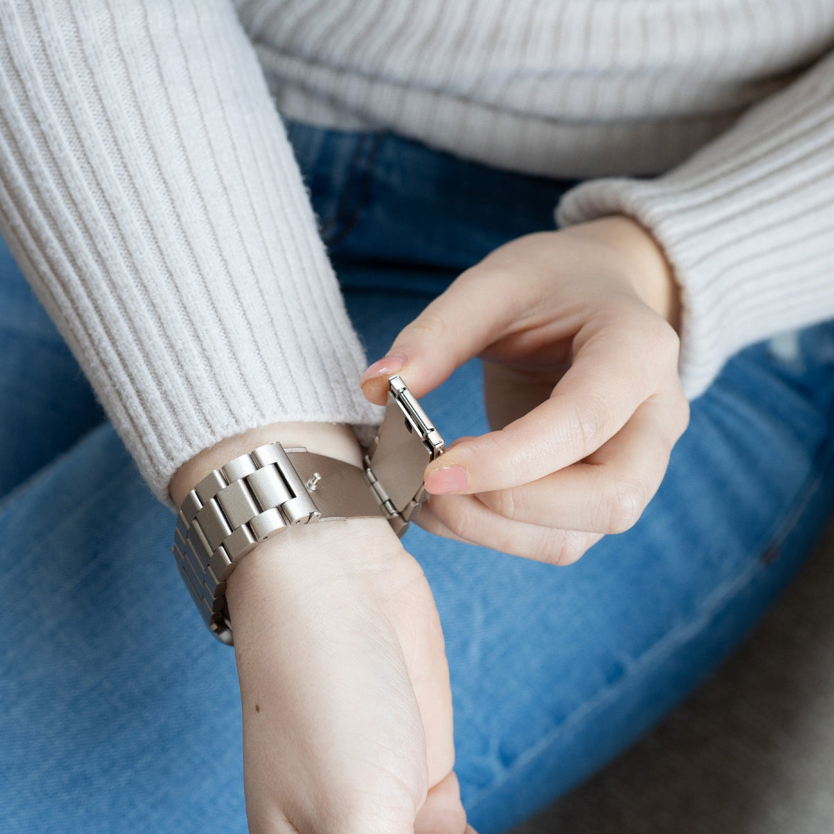 Ocelový řemínek pro Apple Watch v barvě Starlight — propojené články, bezpečná skládací spona